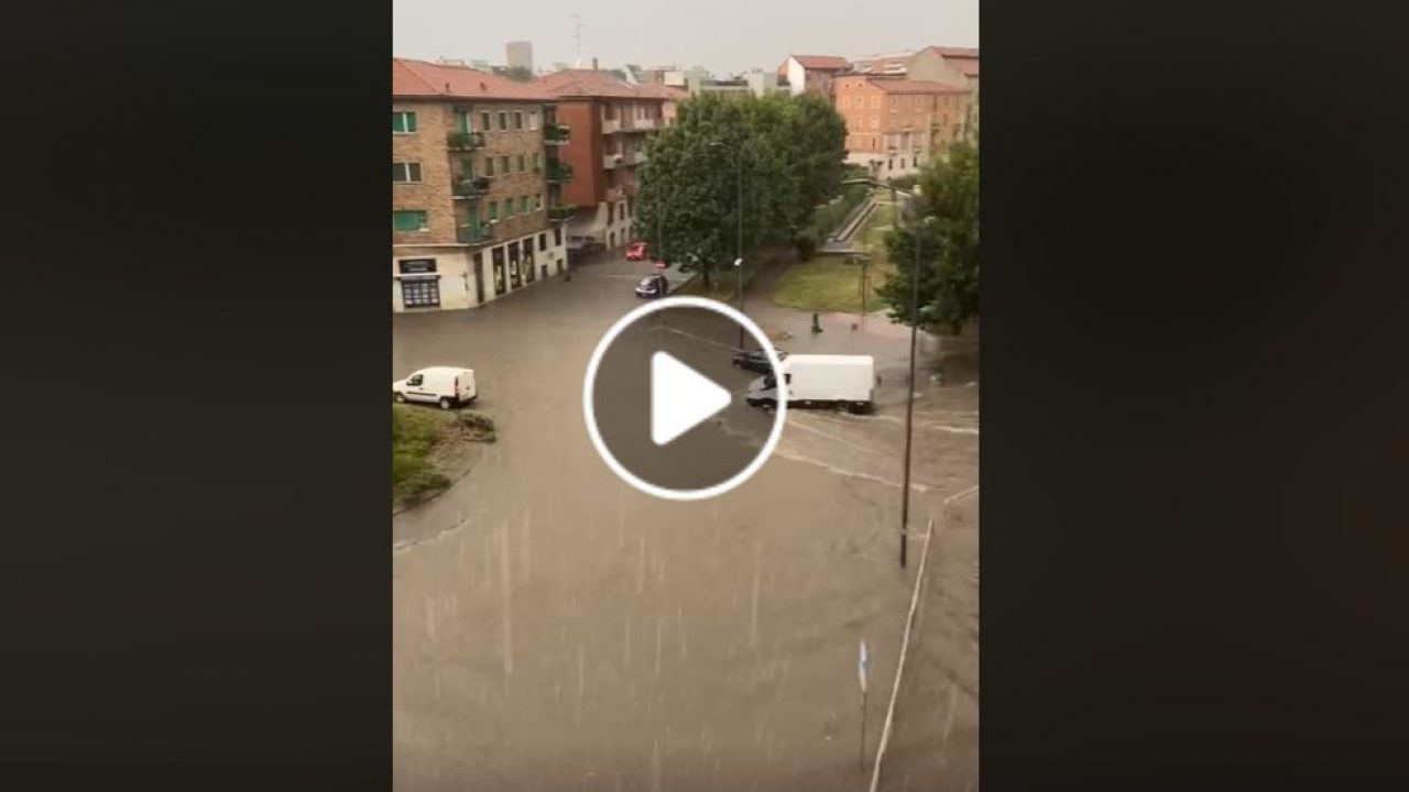 Maltempo A Milano Strade Come Fiumi Esondato Il Seveso Foto E Video