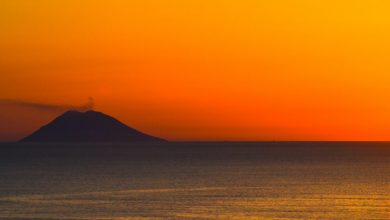 Photo of STROMBOLI, forti esplosioni dal VULCANO [VIDEO]