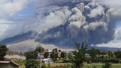 Photo of Indonesia, VULCANO IN ERUZIONE: in cielo una colonna di fumo e cenere alta 5 km [VIDEO]