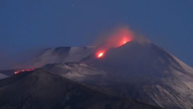Photo of Violenta eruzione dell’Etna nella notte: fontane di lava visibili fin dalla Calabria [VIDEO]
