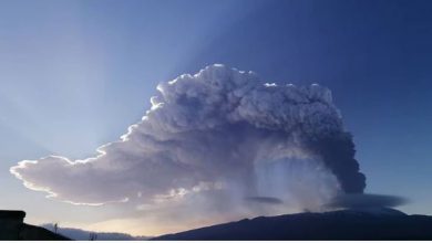 Photo of L’ETNA è di nuovo SVEGLIO: lava, boati e nuova pioggia di cenere e lapilli [FOTO e VIDEO]