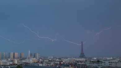 Photo of Francia, violenti NUBIFRAGI a PARIGI: fulmini sulla TOUR EIFFEL [VIDEO e FOTO]