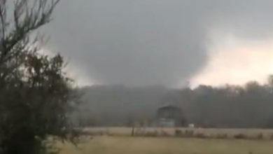 Photo of Un violentissimo TORNADO si abbatte su Hodonin nella Repubblica Ceca: le immagini