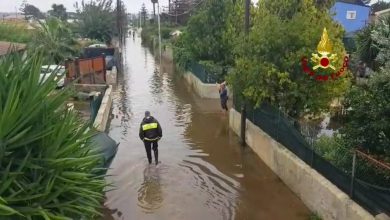 Photo of Maltempo, ALLUVIONE a SCIACCA: strade come fiumi, frane e auto inghiottite da voragini