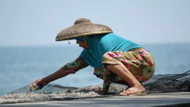 Photo of Quattro abitanti di un’isola indonesiana hanno fatto causa a un gigante del cemento: chiedono i danni per l’innalzamento del mare