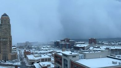 Photo of Tempesta di neve a Buffalo: caduti metri di neve in poche ore. Il fenomeno spiegato