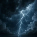 cielo con nuvole temporalesche e fulmini