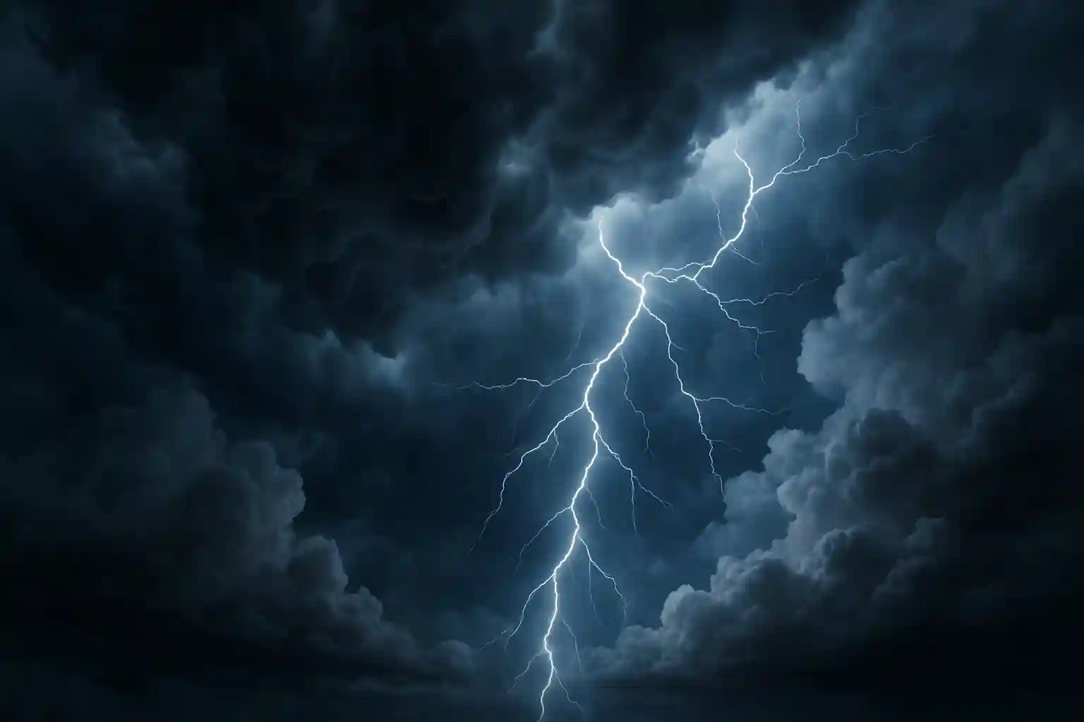 cielo con nuvole temporalesche e fulmini