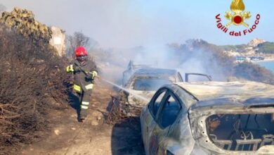 Photo of Incendi in Sardegna: il Maestrale alimenta le fiamme a Villasimius, paura tra i bagnanti