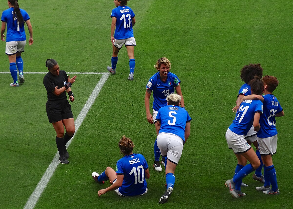 Italia_Team_Women_Credits-Liondartois_Wikipedia-Creative-Commons