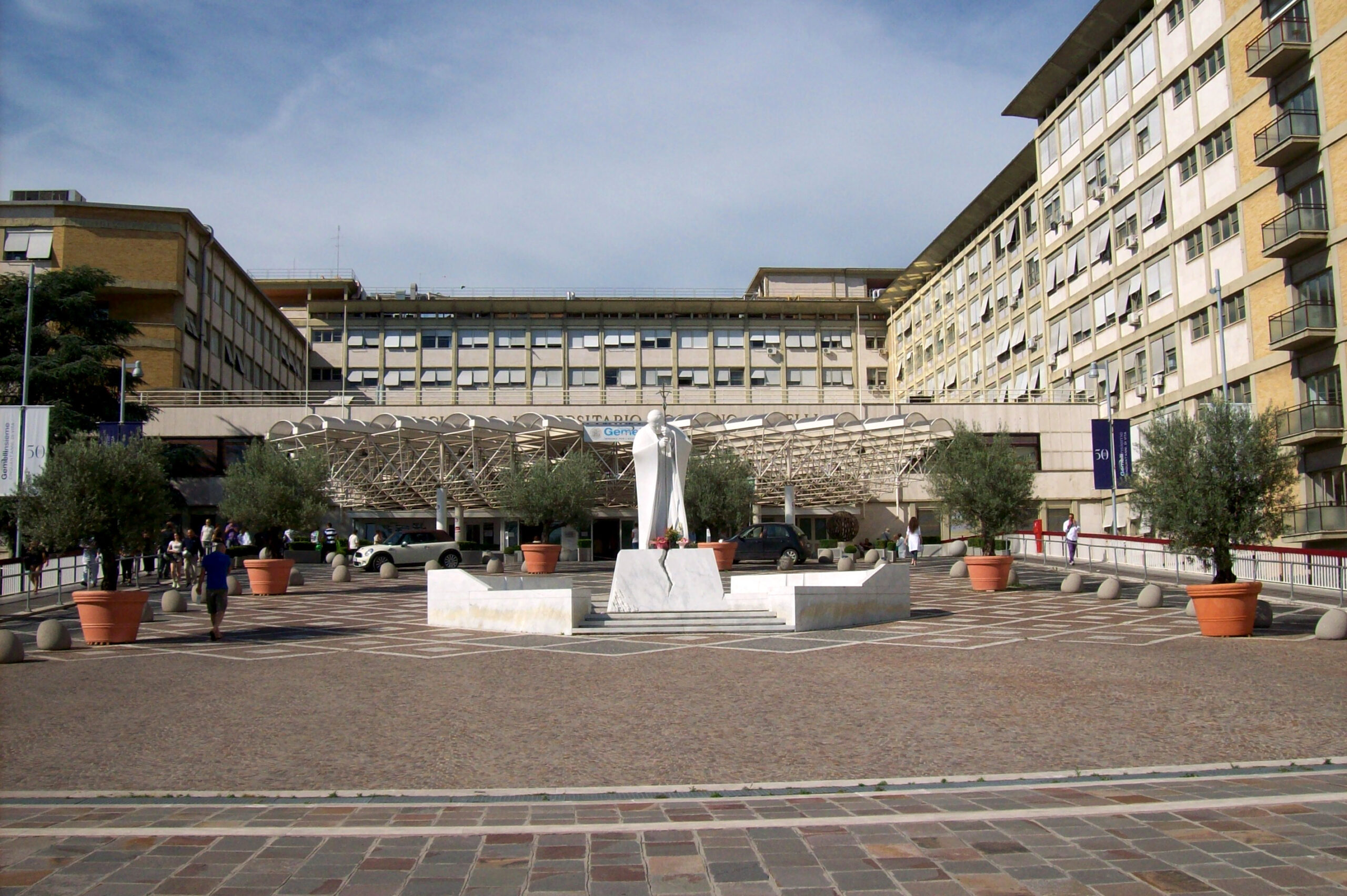 Policlinico_Gemelli_Credits Sergio D’Afflitto Wikipedia Creative Commons