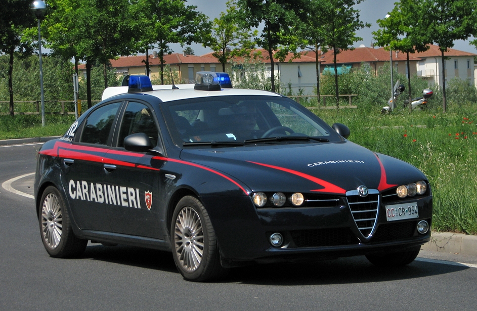 Carabinieri_Crediti-SkeLeBon_Wikipedia-Creative-Commons