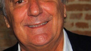 Photo of Enzo Iacchetti furioso con Eyal Mizrahi: “Cosa hai detto, str…? Vengo giù e ti prendo a pugni”