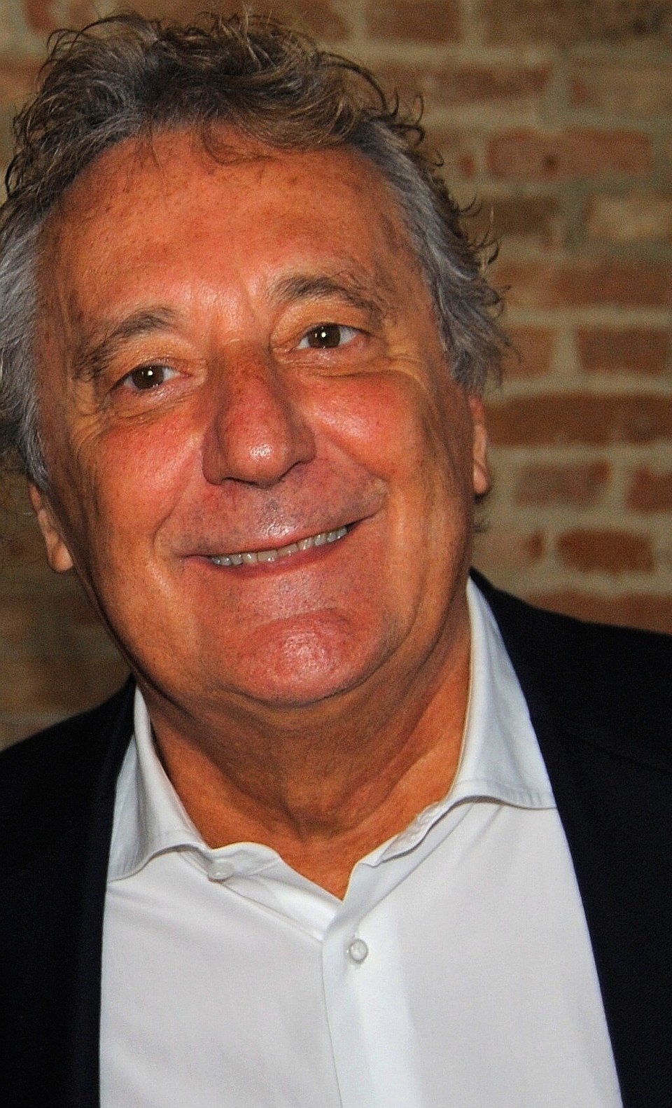 Enzo_Iacchetti_Crediti_Rodrigotebani_Wikipedia-Creative-Commons