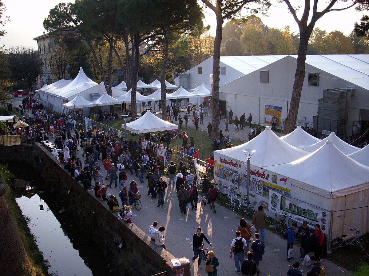 Lucca_Comics_Crediti-Yoggysot-Alessio-Sbarbaro_Wikipedia-Creative-Commons