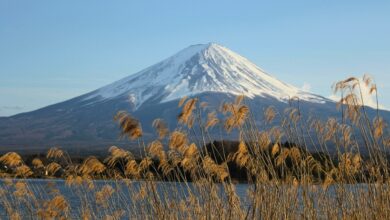Photo of Monte Fuji, la montagna sacra del Giappone si imbianca con 3 settimane di ritardo