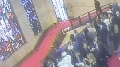 Photo of Assessore della Sardegna sfonda la vetrata di Sironi al ministero: incidente a Roma durante un evento ufficiale