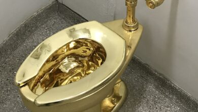Photo of Maurizio Cattelan, il water d’oro venduto all’asta: record mancato per “America”
