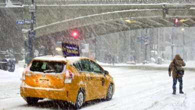 Photo of Tempesta di neve a New York: voli cancellati e strade deserte