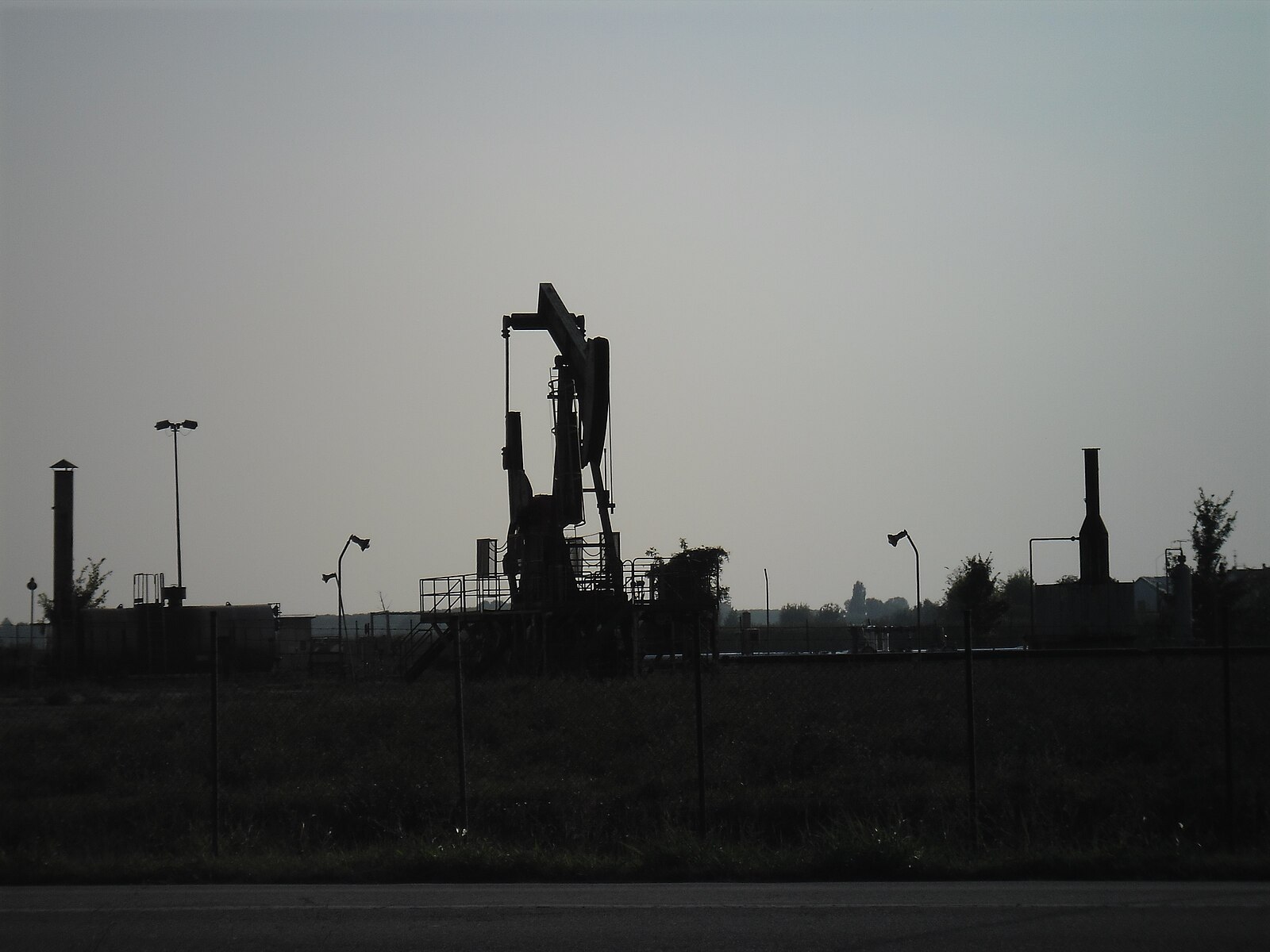 Pozzo_di_petrolio_Crediti-Mirandolese_Wikipedia-creative-Commons