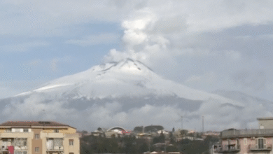 Photo of Turisti sciano sull’Etna in eruzione durante feste