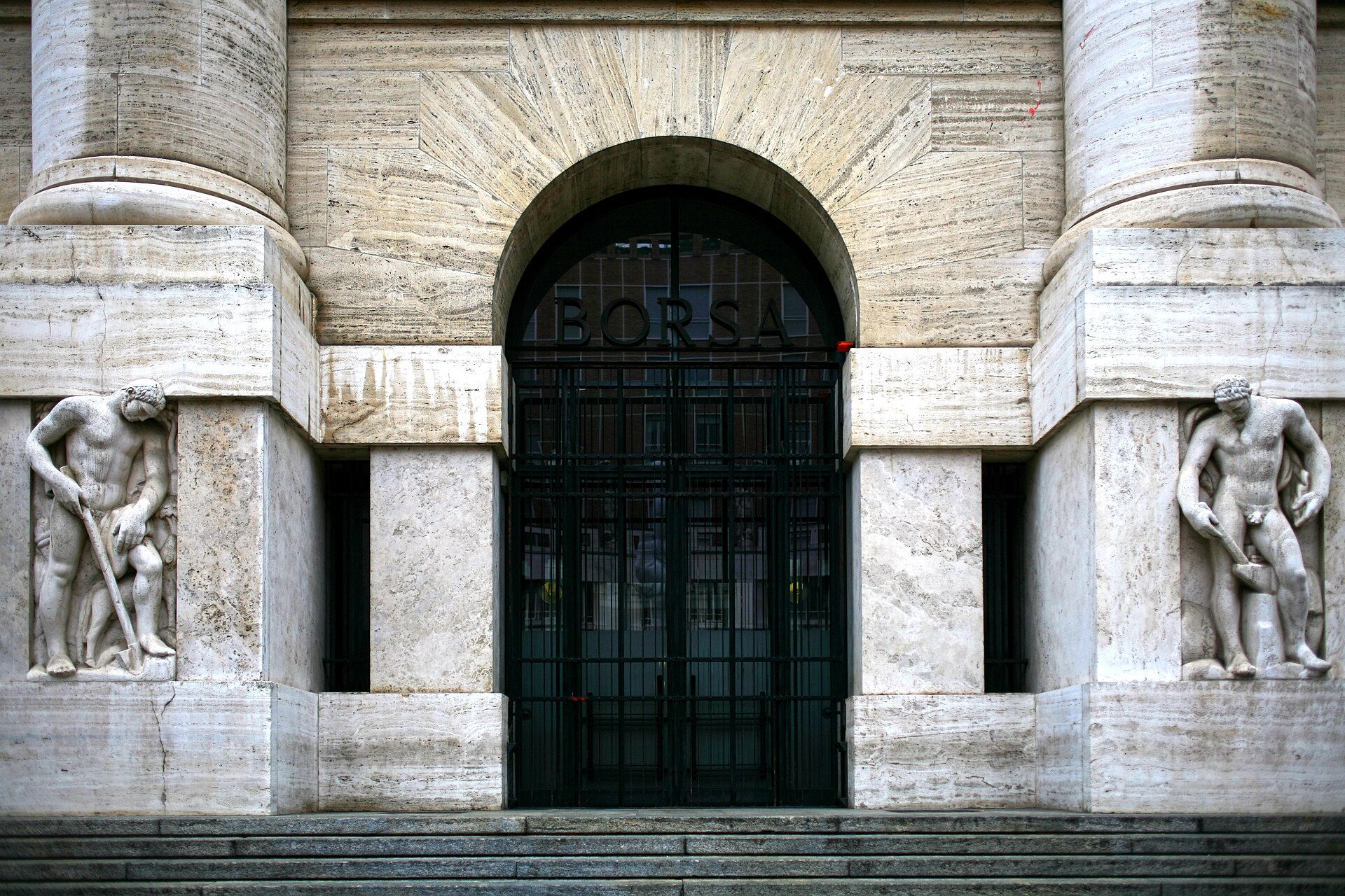 Borsa_di_Milano_Crediti-Paolobon140_Wikipedia-Creative-Commons