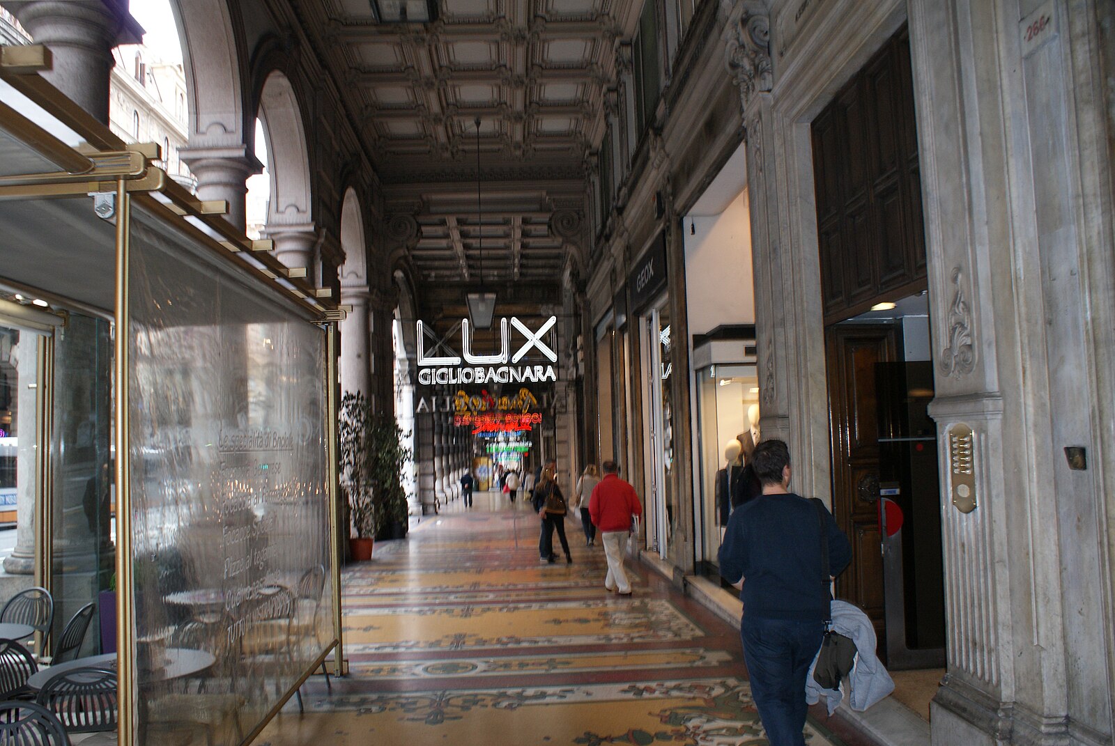 Negozi_Crediti-Renahx_Wikipedia-Creative-Commons.