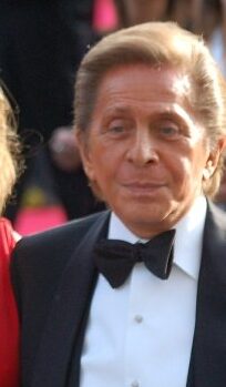 Valentino_Liz_Hurley_Cannes._Credits-Georges-Biard_Wikipedia-Creative-Commons