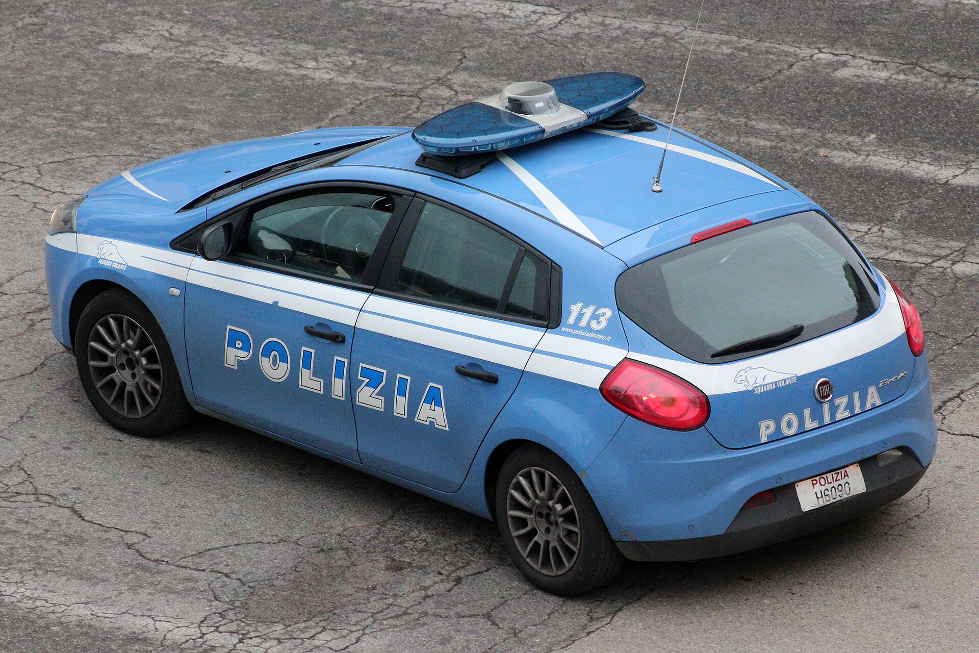 Polizia_di_Stato_Crediti-Alessandro-Ambrosetti-from-Rome-Italy_Wikipedia-Creative-Commons