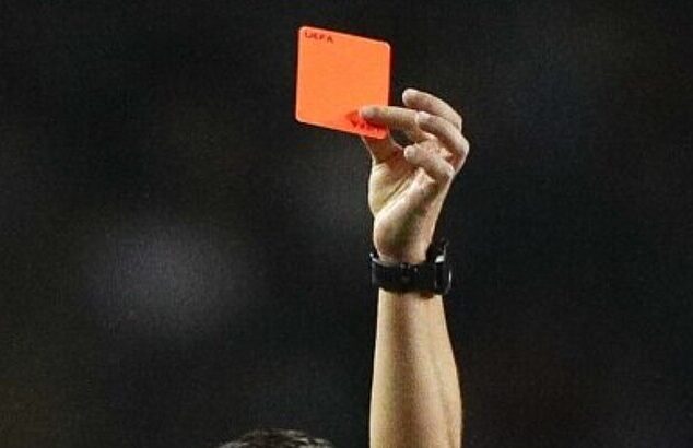 Arbitro cartellino rosso Credits SonoGrazy Wikipedia Creative Commons