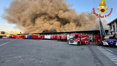 Photo of Nube nera su Milano, vasto incendio nel deposito BRT Bartolini alla Bovisa